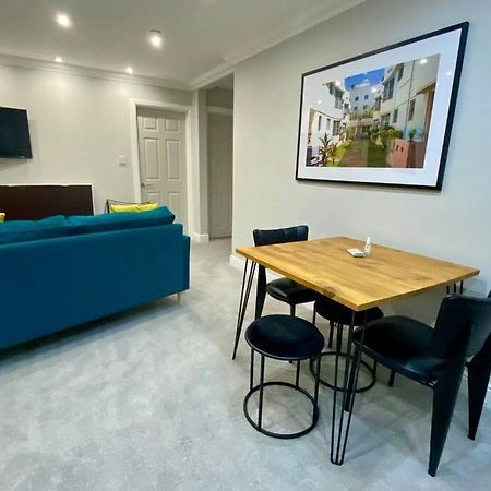 Stylish Two Bedroom Apartment Near Victoria Park Cardiff Bagian luar foto