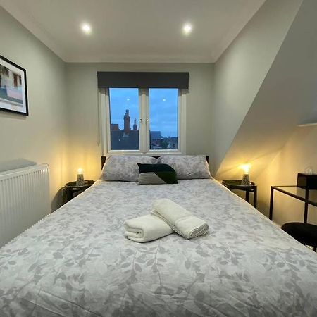 Stylish Two Bedroom Apartment Near Victoria Park Cardiff Bagian luar foto