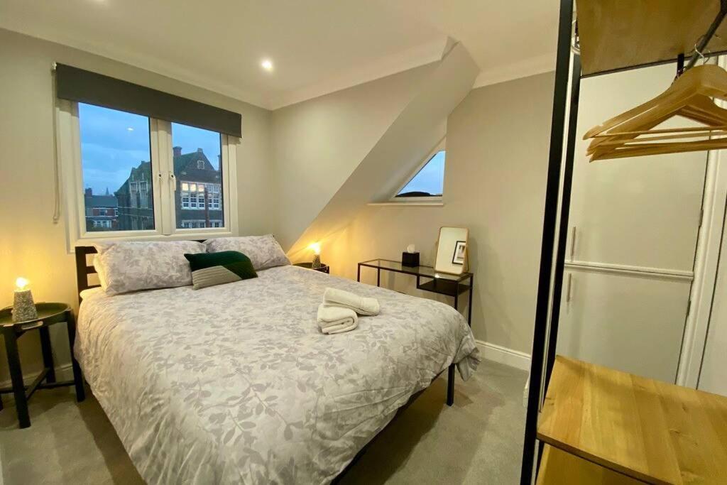 Stylish Two Bedroom Apartment Near Victoria Park Cardiff Bagian luar foto